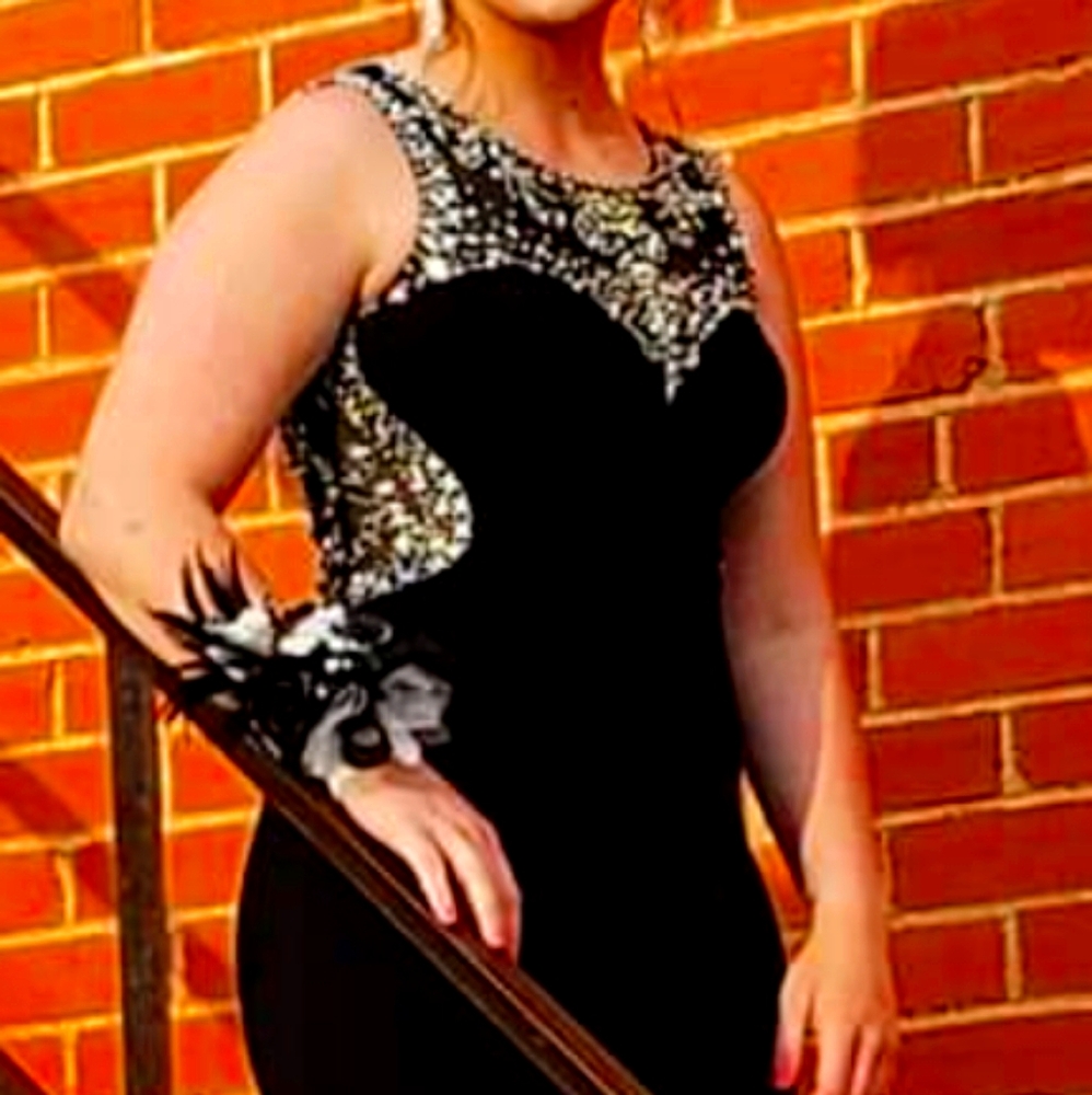 Formal dress - Picture 1 of 2